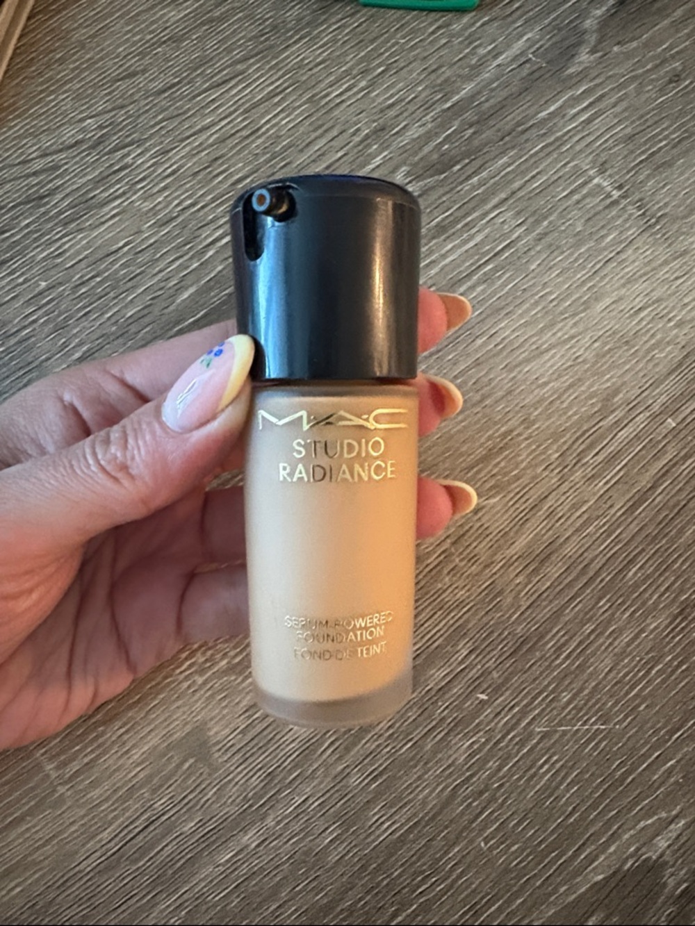 MAC Cosmetics Studio Radiance Foundation - Beige